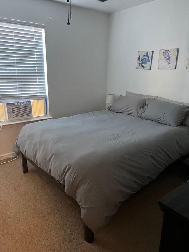 Building Photo - LARGE 3 BEDROOM TOWNHOME