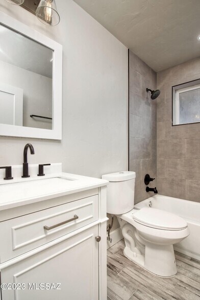 Building Photo - 892 E Glenn St