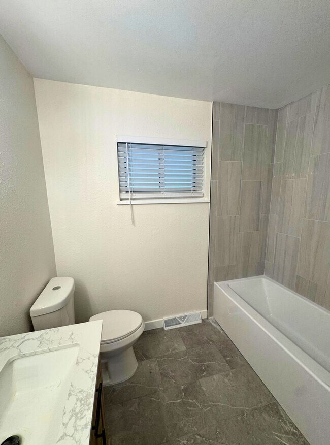 Building Photo - 417 S Owens St