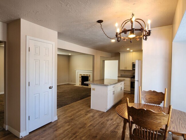 Building Photo - Spacious 5 Bd 2.5 Bath Home in Millcreek