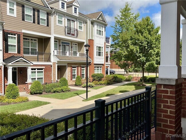 Building Photo - 3924 Village Townes Walk