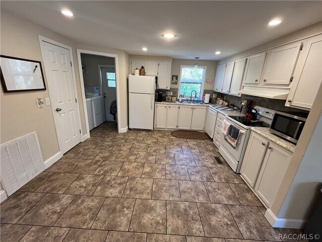 Building Photo - 90 S Allman Terrace