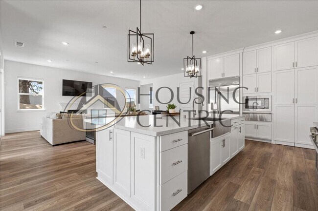 Building Photo - Modern & Elegant Living in Emerald Peak, E...