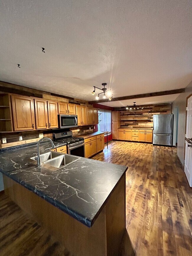 Building Photo - Beautiful 3 level home on a quiet cul-de-sac in Greenbrier Knolls--AVAILABLE NOW!!!!