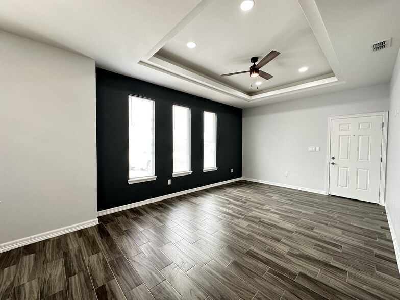 Building Photo - 3924 Las Vistas Ln