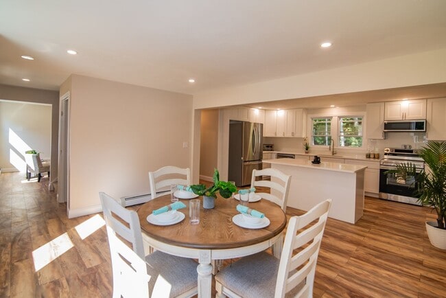 Building Photo - 11 Chatham St