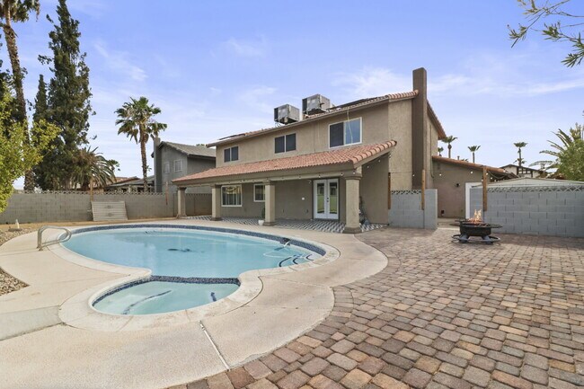 Building Photo - Welcome to your entertainers dream home!
