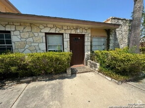 Building Photo - Available 2 bed 1 bath with large private ...