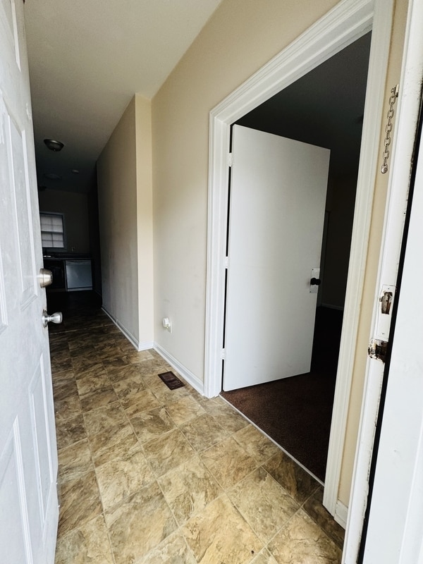 Building Photo - 1323 E 10th St