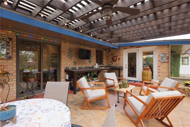 Building Photo - 22 W Esperanza Ave