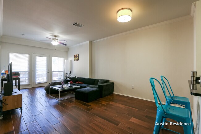 Building Photo - 910 W 25th St