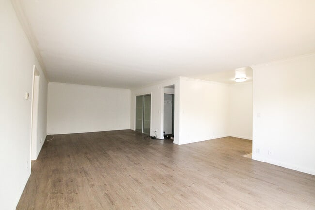 Building Photo - 14306 Riverside Dr