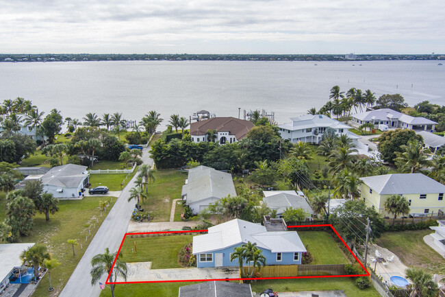 Building Photo - 1036 NE Wright Ave