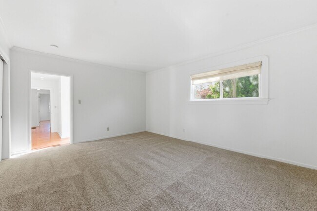 Building Photo - Spacious 2 Bed, 2 Bath Home