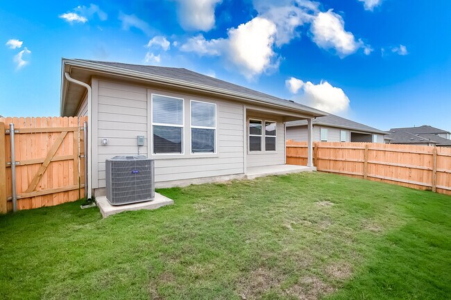Building Photo - 490 Evergreen Sumac Loop, Kyle, Texas 78640