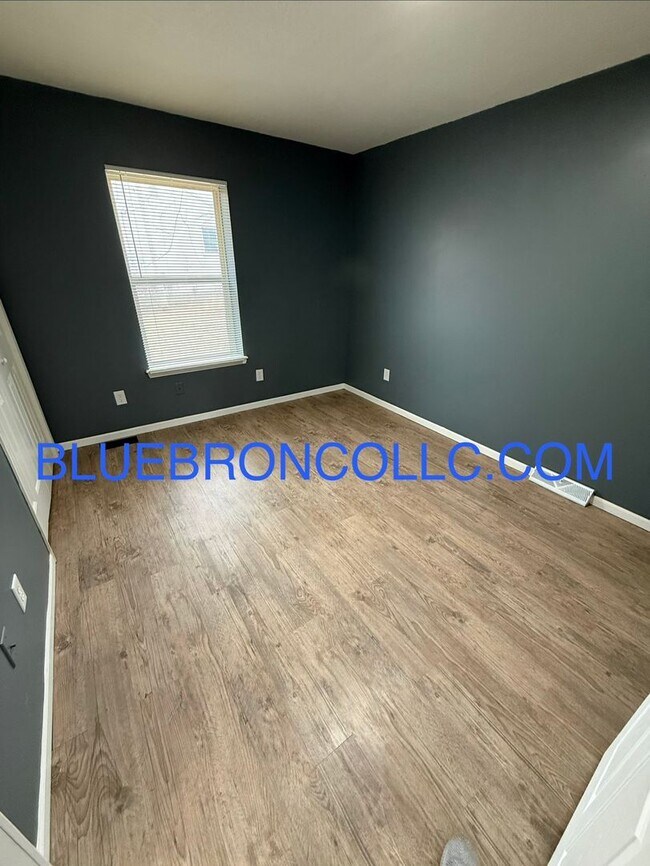 Building Photo - Beautiful unit with three bathrooms close to downtown Lee's Summit