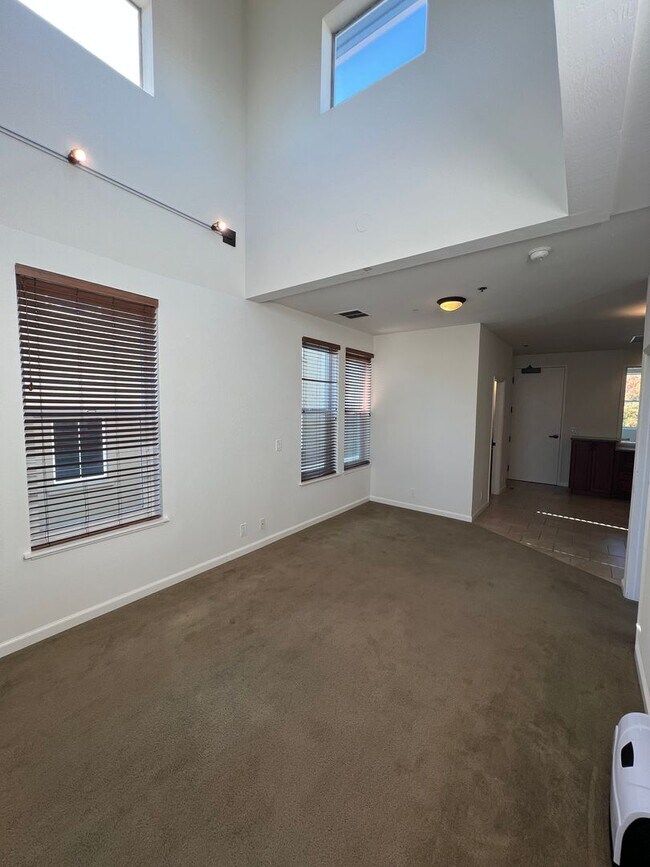 Building Photo - 609 Pacific Ave