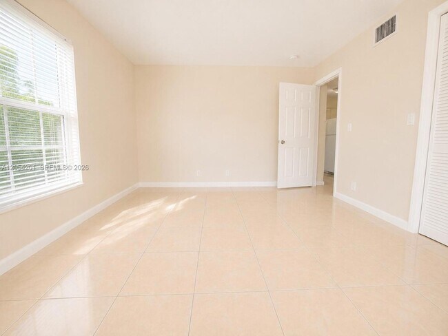 Building Photo - 4951 Wedgewood Way