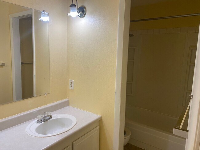 Building Photo - Quaint 1 Bedroom Ground-Floor Unit in Mid-Town Fort Collins