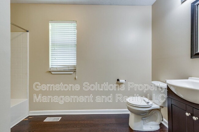 Building Photo - 1111 Cedarhill Ct