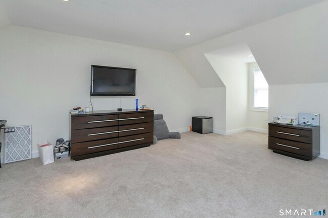Building Photo - 39 Maple Tree Ave