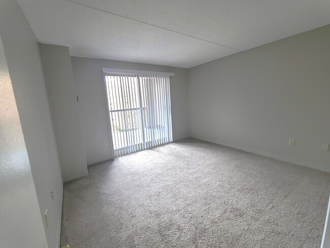 Building Photo - 1 S Point Dr