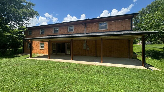 Building Photo - Available Aug 7th, 2026!