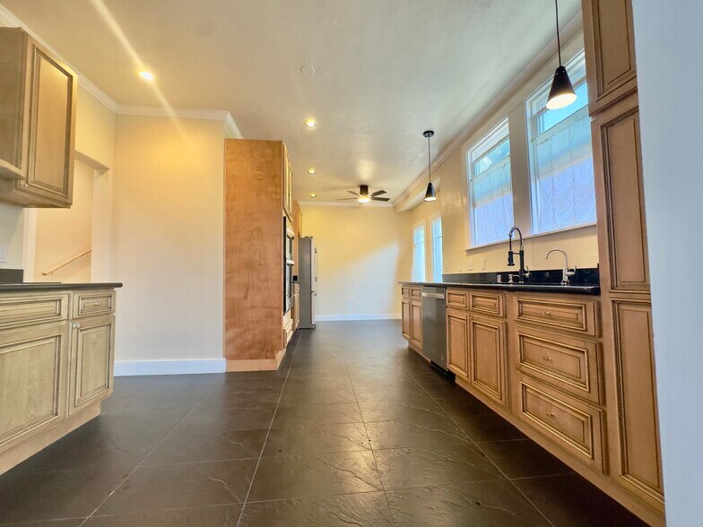 Building Photo - 2615 Maxwell Ave