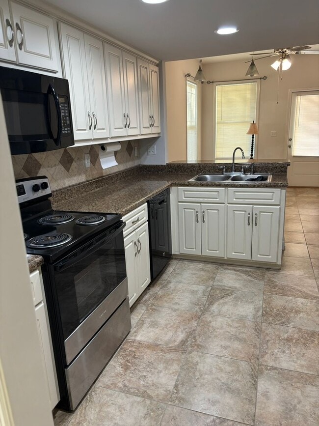 Building Photo - 3 bdrm 2.5 bath in downtown area