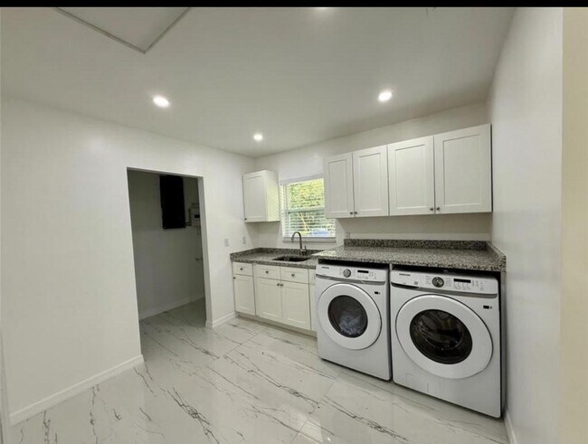 Building Photo - 1617 Birch St