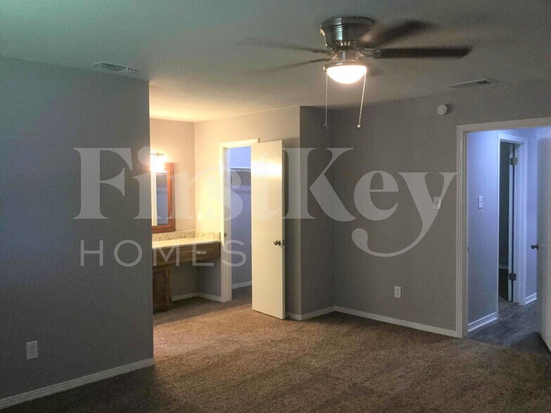 Building Photo - 419 Buckingham Pl