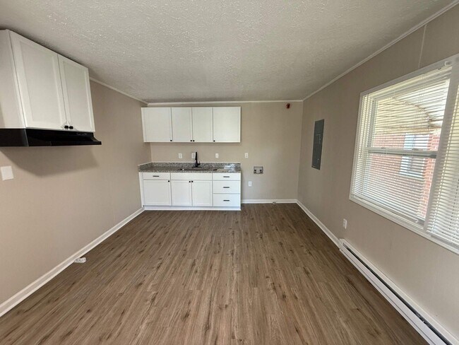 Building Photo - Freshly Renovated 3-Bedroom Home – Quality...