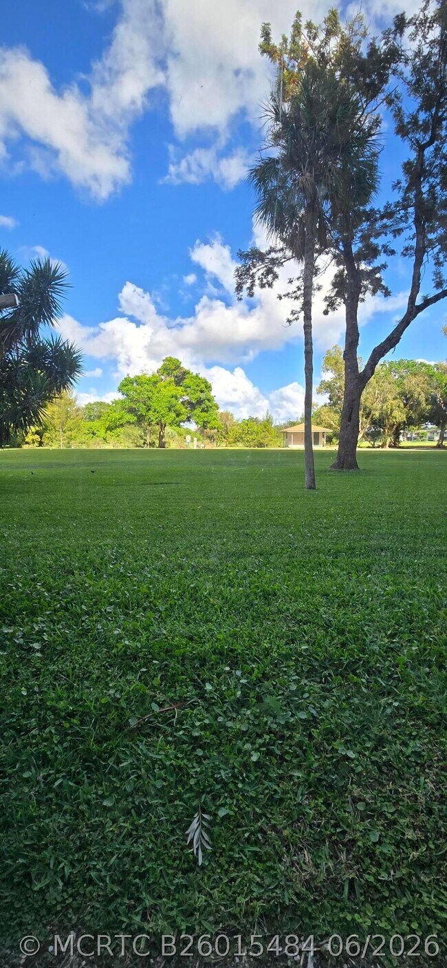 Building Photo - 3300 N Palm Aire Dr