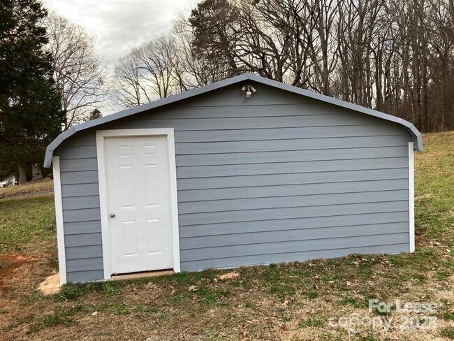 Building Photo - 1030 McKay Rd