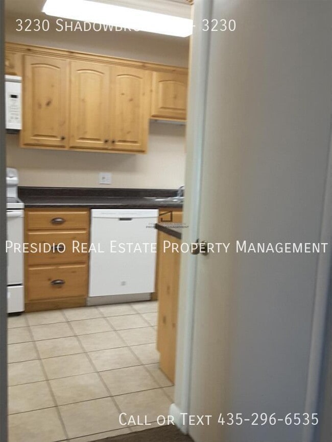 Building Photo - 3230 N Shadowbrook Dr