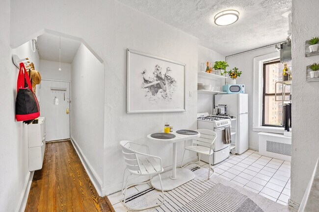 Building Photo - 542 E 14th St