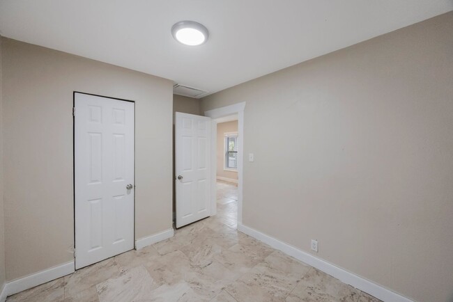 Building Photo - $1496 Cute House 2 bed 1 bath ... Apply on...