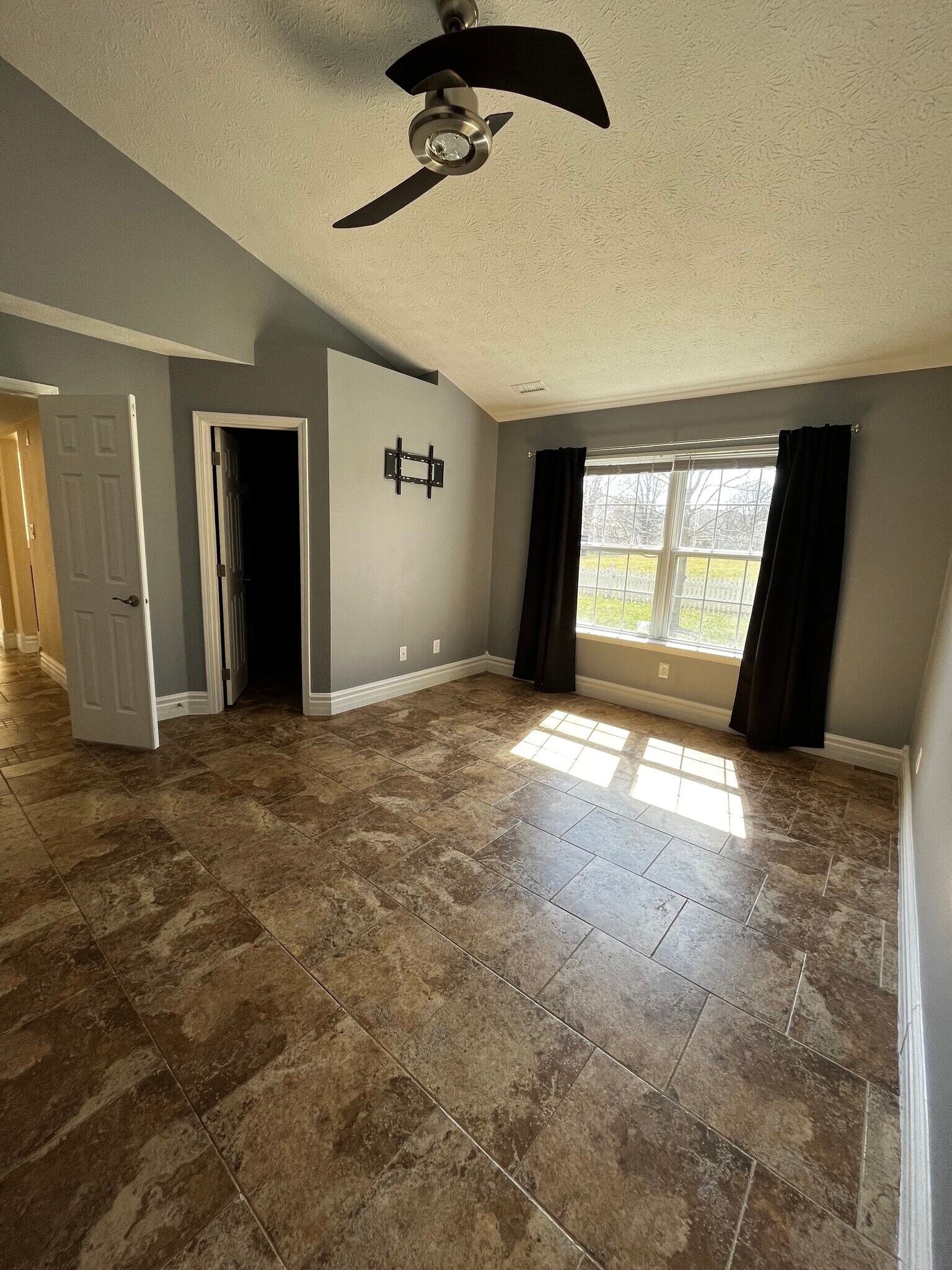 Building Photo - 9240 Crossing Dr