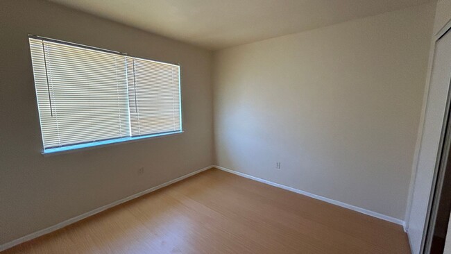 Building Photo - 2 Bedroom Townhome in Highland California