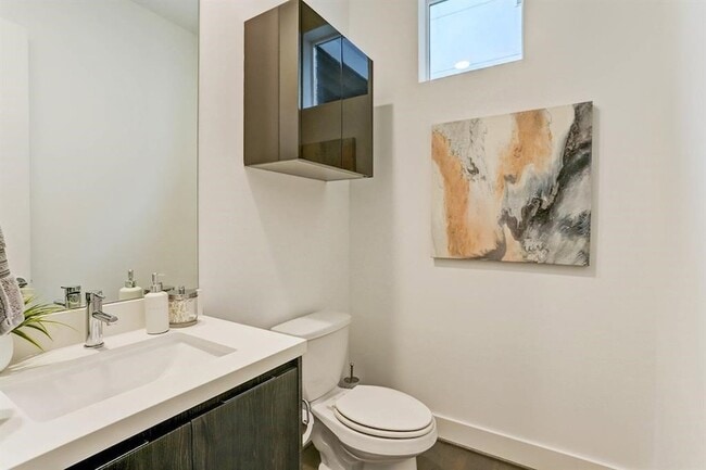 Building Photo - 5905 E Post Oak Ln