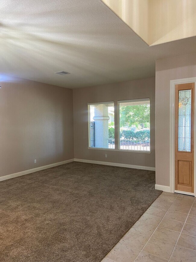 Building Photo - Broadstone Solar Home - 5 Bdrms, 4 Baths