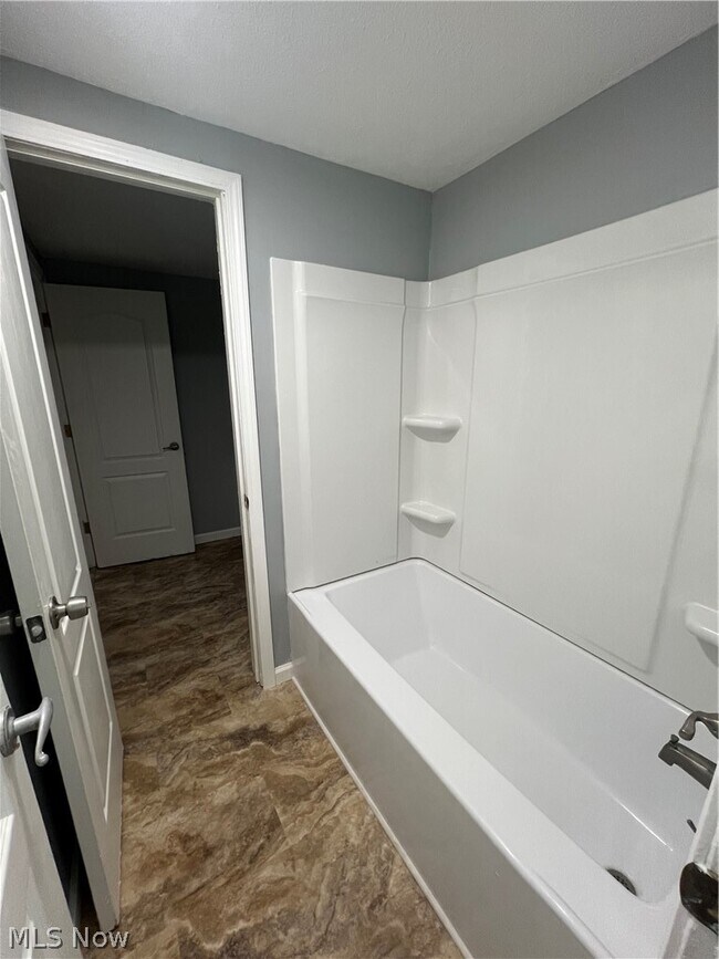 Building Photo - 320 Village Pointe Dr