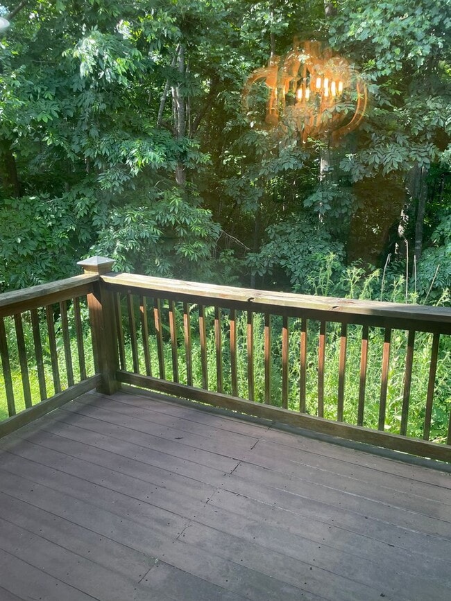 Building Photo - 2 BR 2.5 Bath Townhome