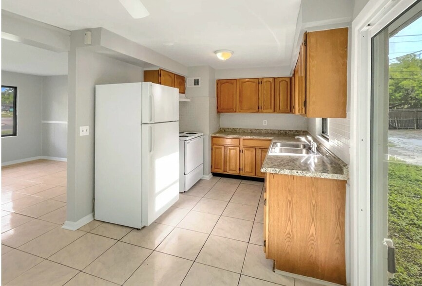Building Photo - 216 Blairmore Blvd