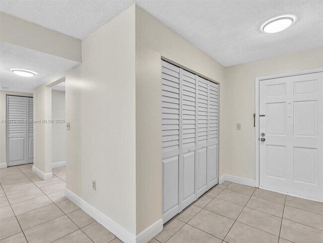 Building Photo - 9367 Fontainebleau Blvd