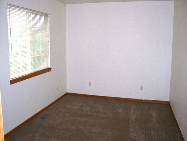 Building Photo - Spacious 3-Bedroom Townhome with Garage & Patio