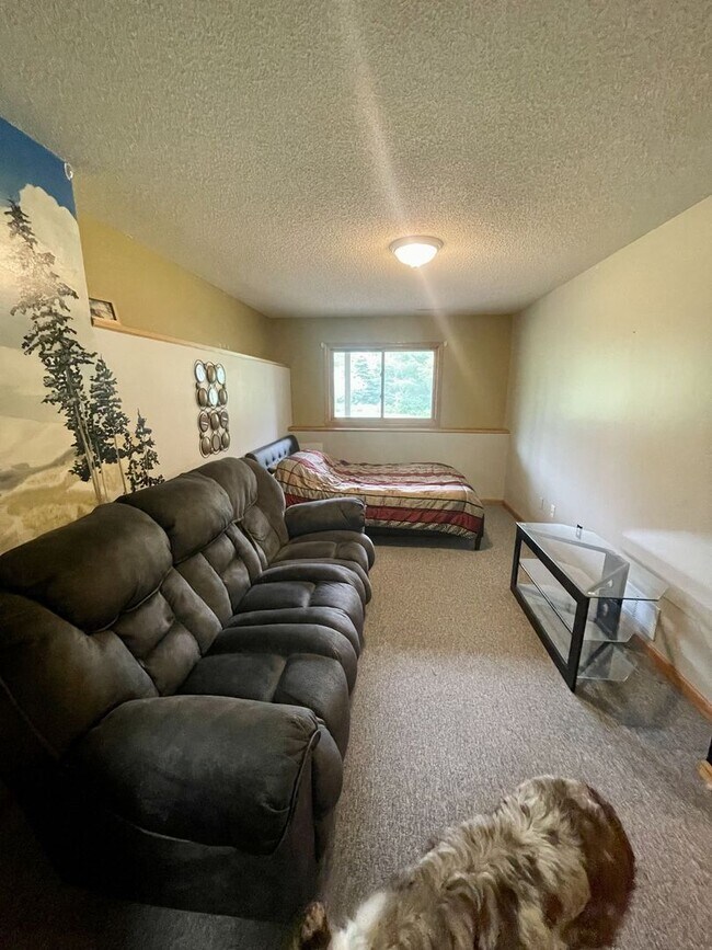 Building Photo - Spacious country Home on 13 acres