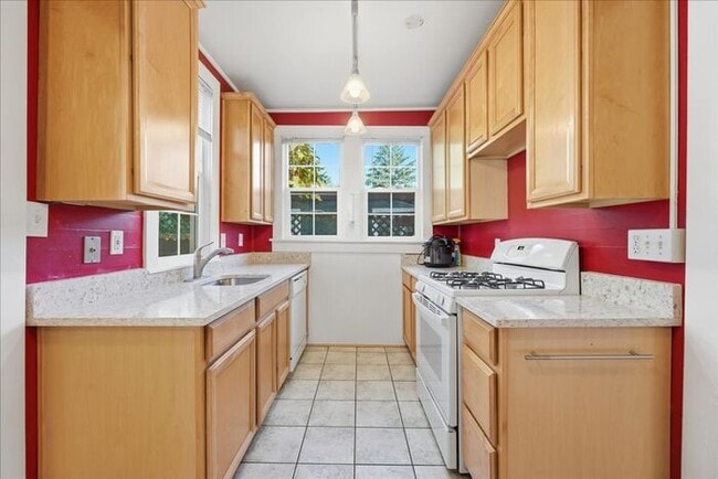 Building Photo - Charming Updated Home in SE Portland!