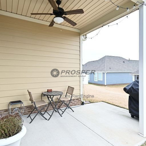 Building Photo - 120 Shumard Ln