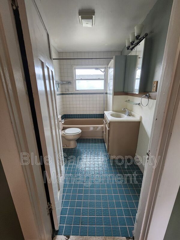 Building Photo - 137 W 13th St